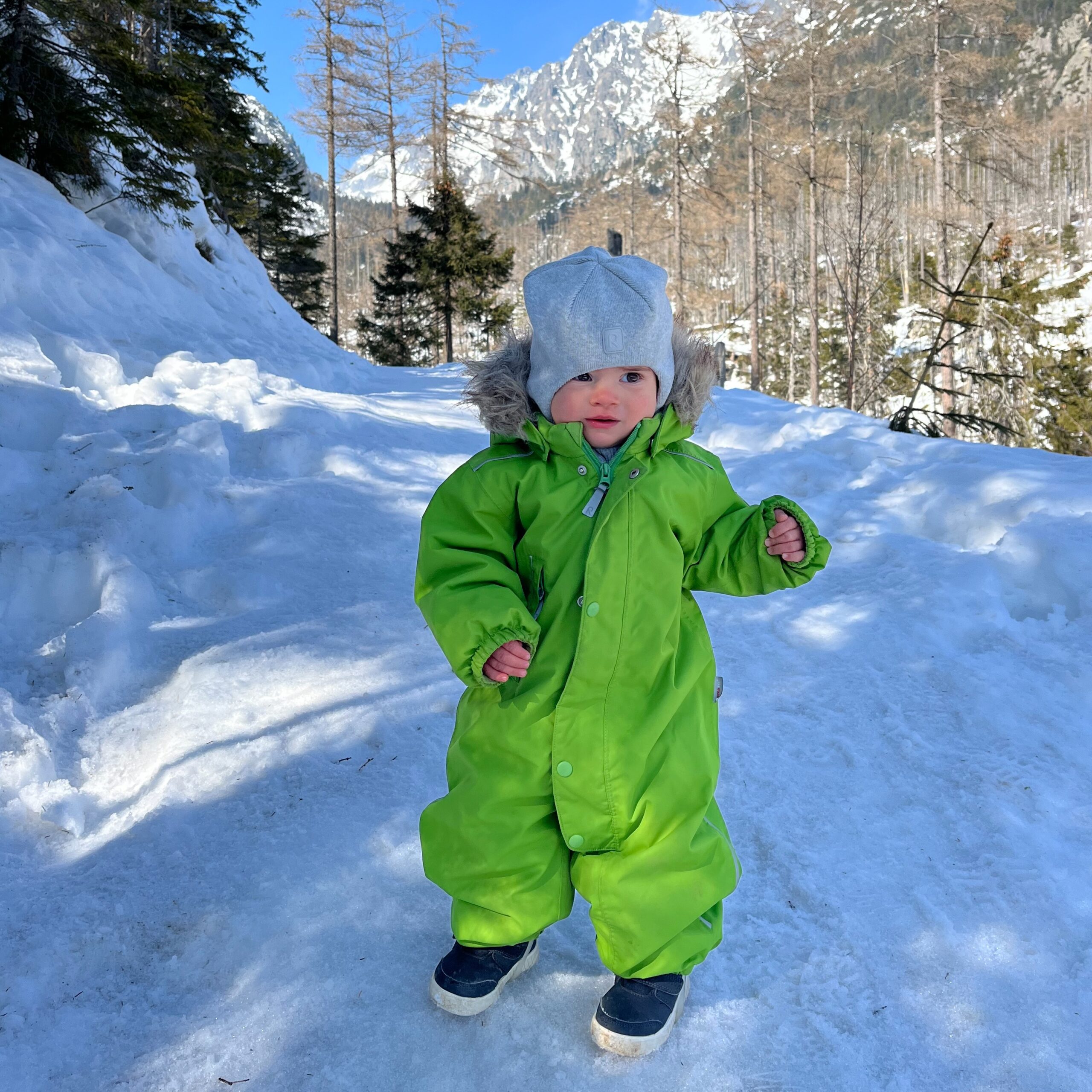 У гори з малюком